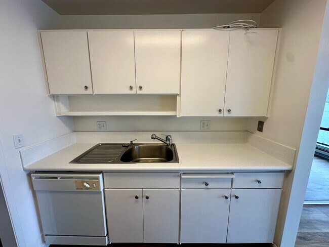 Building Photo - BEAUTIFUL BREATH TAKING VIEW UNIT!!! MUST ...
