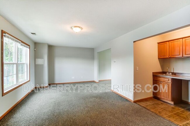 Building Photo - 1103 N Byrne Rd