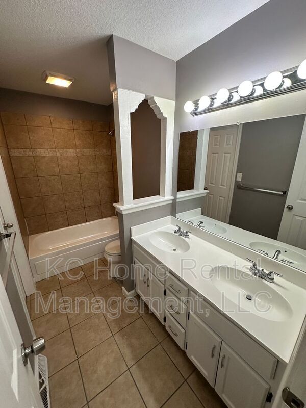 Building Photo - 424 NE Lakeview Dr