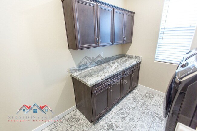 Building Photo - 2095 S Saguaro Dr