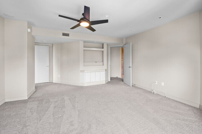 Building Photo - Gorgeous Park Laurel condominium