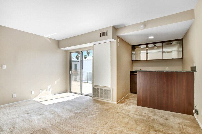Building Photo - Spacious & Bright 3BR Condo with Bonus Room, Secured Parking & Hollywood History!