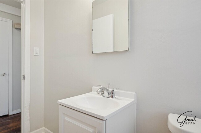 Building Photo - 2 bedroom - 2 bath - Detroit gem - $1200