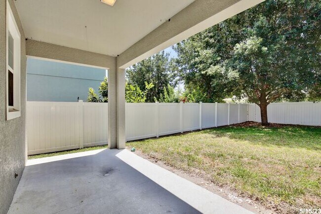 Building Photo - Gorgeous 4/3.5 Home with a Large Fenced Ba...