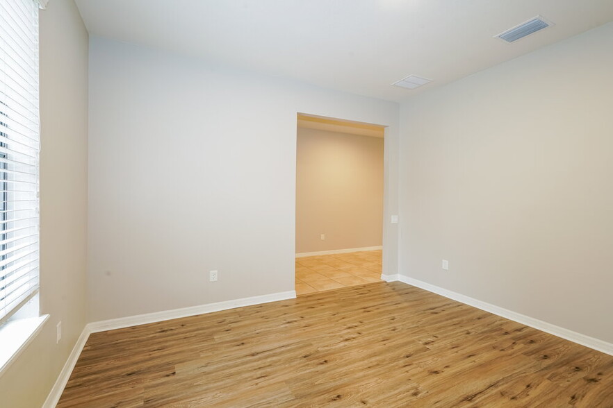Building Photo - 2229 Landside Dr