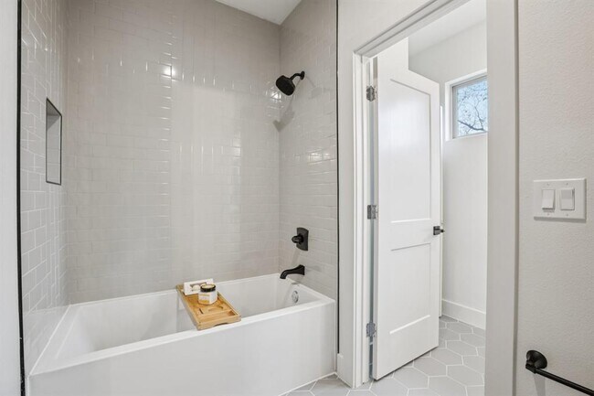 Building Photo - 6902 Northeast Dr