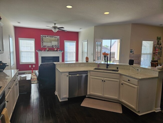 Building Photo - 4 Bedroom 2.5 Bath unfurnished home in Nautical Reach Neighborhood