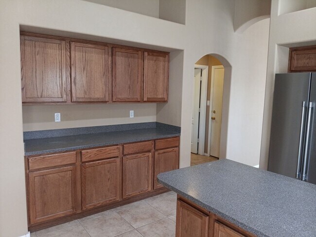 Building Photo - 4 Bedroom, 2 Bathroom! Lovely Home!