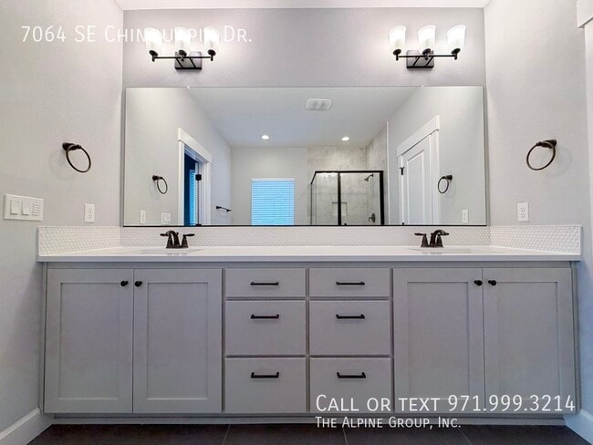 Building Photo - 7064 SE Chinquapin Dr