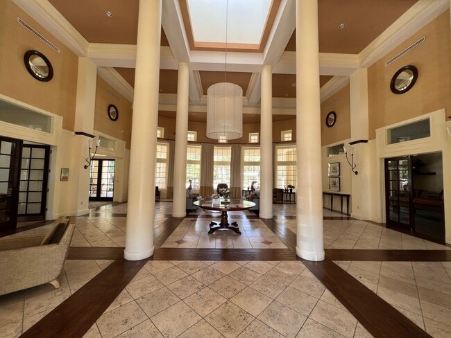 Building Photo - Spacious 1/1 condo!