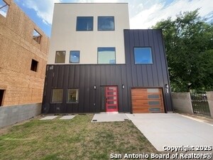 Building Photo - 2615 S Flores St