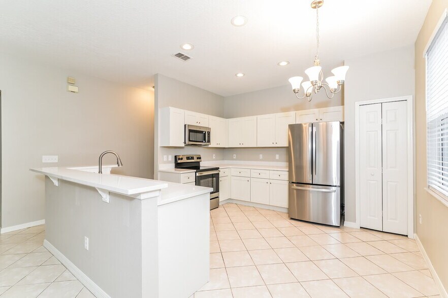 Building Photo - 14221 Lake Live Oak Dr