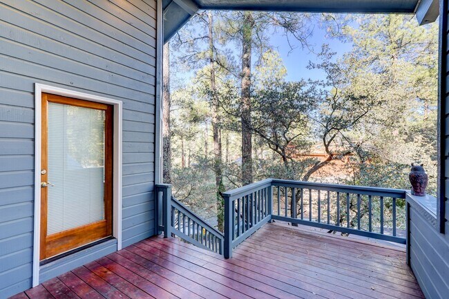 Building Photo - Spacious 3 Bed, 3 Bath Home in Hidden Valley Ranch!