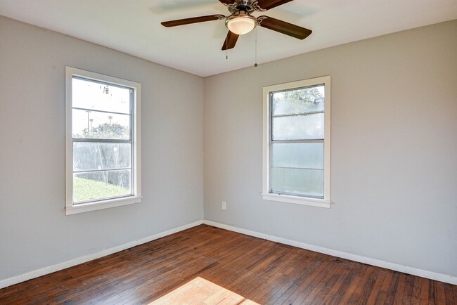 Building Photo - 131 Lakewood Dr