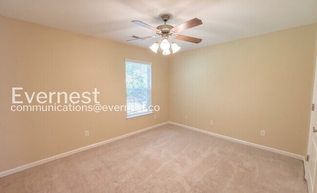 Building Photo - 4 Bed, 3 Bath Home with Garage / Pet-Friendly / Available Now!