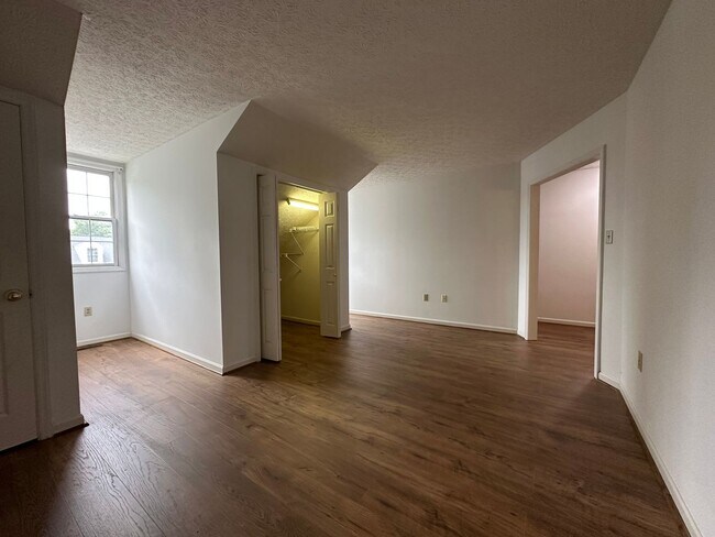 Building Photo - 2 Bedroom / 2 Bath Brick Condo - Bristol, TN