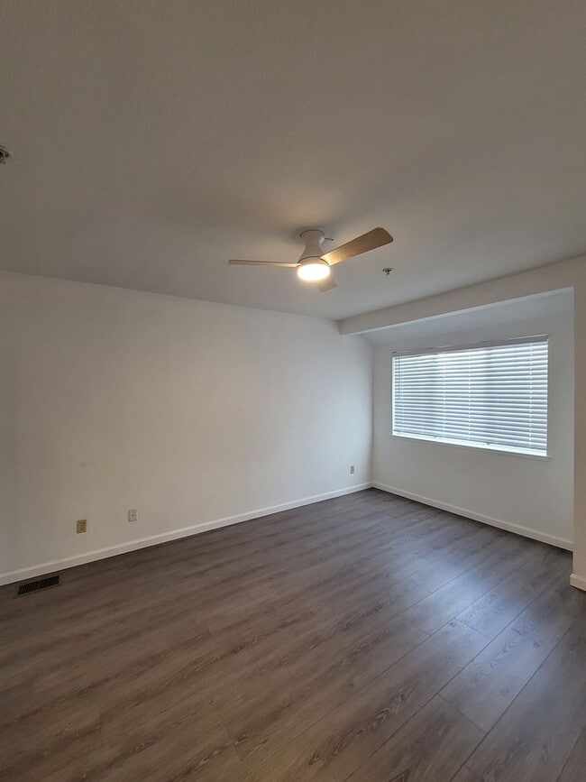 Building Photo - 3-bed 2-bath townhouse with a breathtaking Delta view!