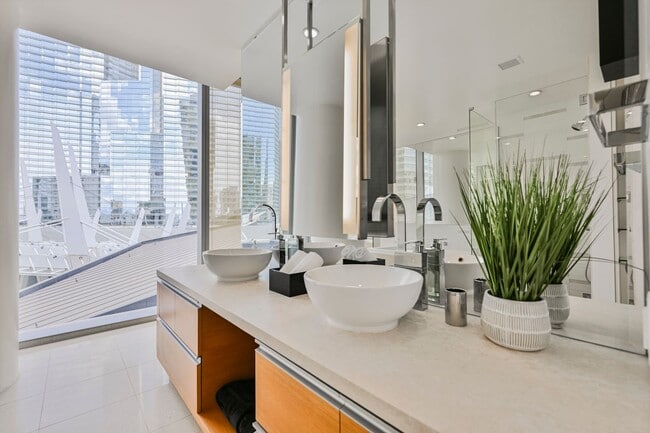 Building Photo - Luxurious premium corner unit nearly 1600 sq ft., Impeccably furnished-turn key- 2 bedroom 2 bath...