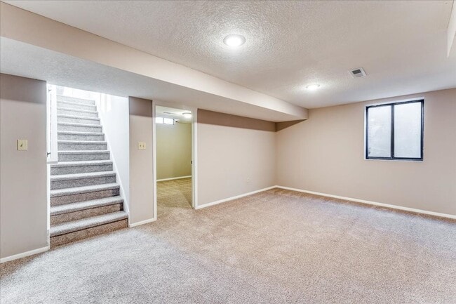 Building Photo - Beautiful 4 Bedroom 2 Bathroom Townhouse i...
