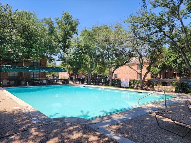 Building Photo - 2255 Braeswood Park Dr