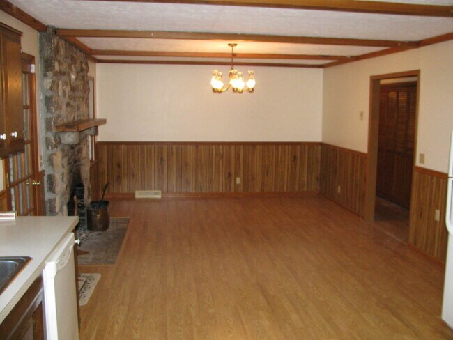 Building Photo - Private Farm House, Lots of Space, Country...