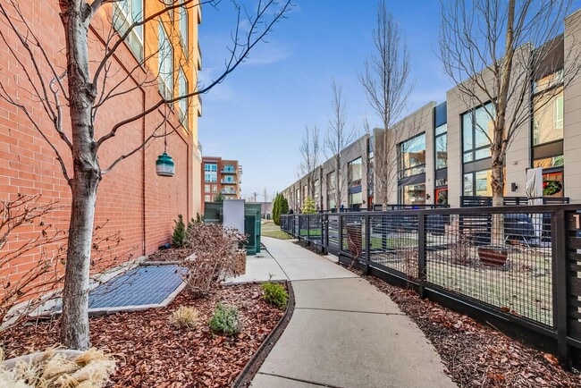 Building Photo - 4832 N Clark St