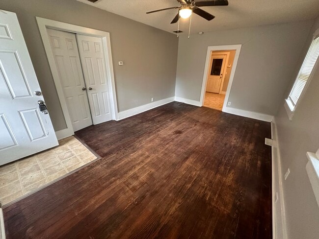 Building Photo - $825 - 2 bedroom/ 1 bathroom - Single Fami...