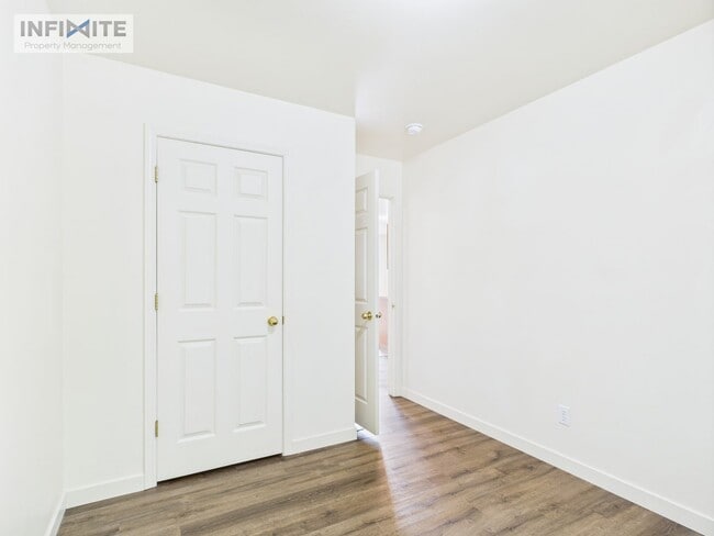 Building Photo - Great Three Bedroom Condo in Belgrade!