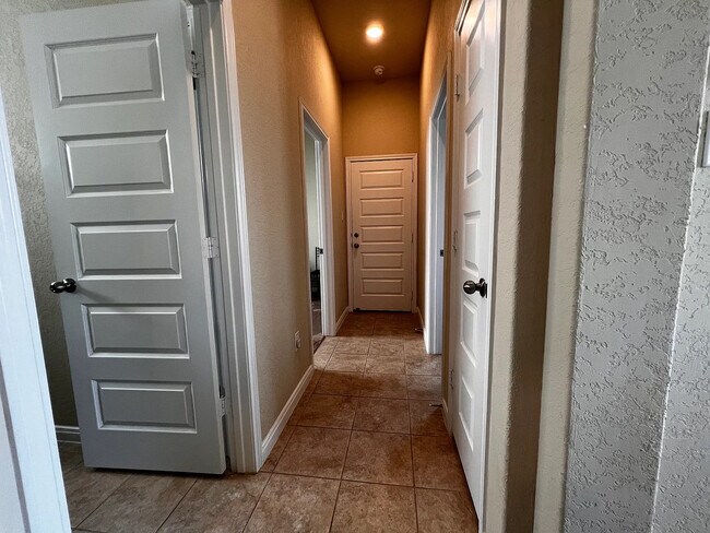 Building Photo - Room in House on Devils River