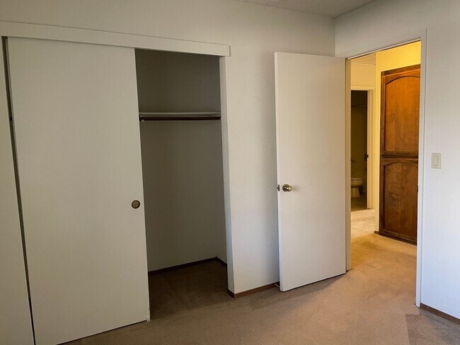 Building Photo - 3 Bedroom 2 Bathroom in Pocket