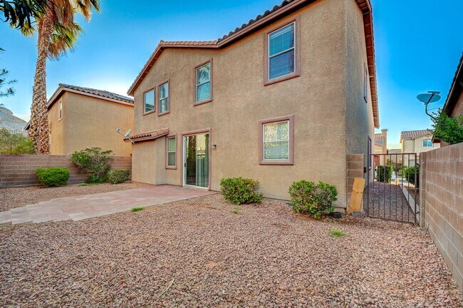 Building Photo - Stunning 4 Bed 2.5 Bath!
