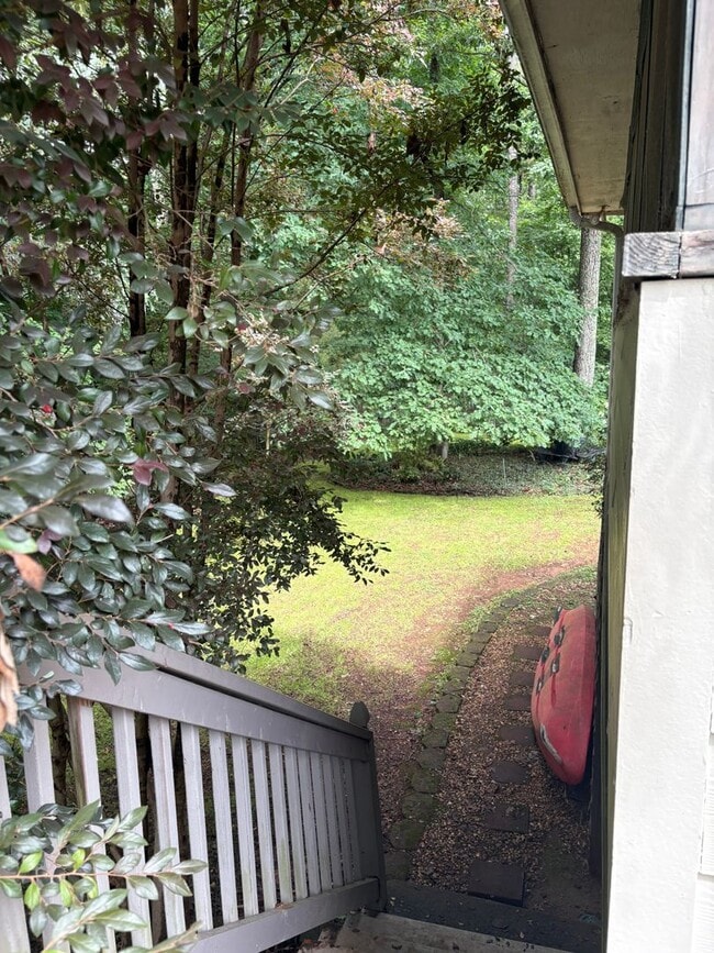 Building Photo - Large, private home in Rivercliff
