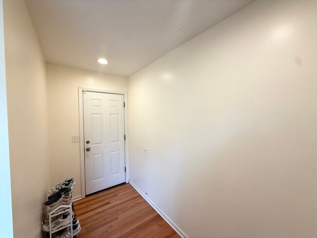 Building Photo - 1046 Crestfield Ave