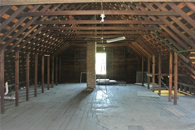 Building Photo - 613 W Clay St