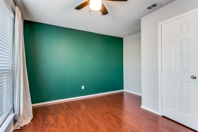 Building Photo - 1728 Creekpoint Dr