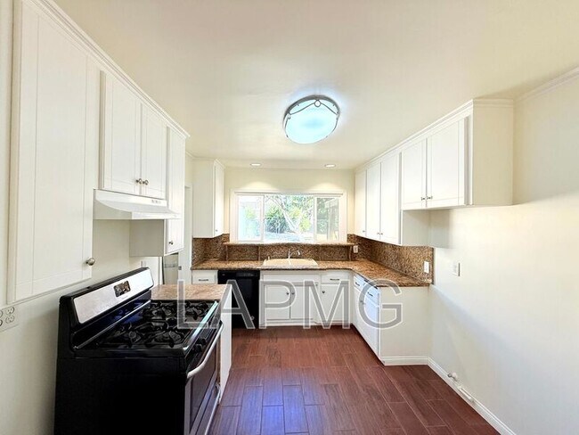 Building Photo - 17535-17537 Baltar Street