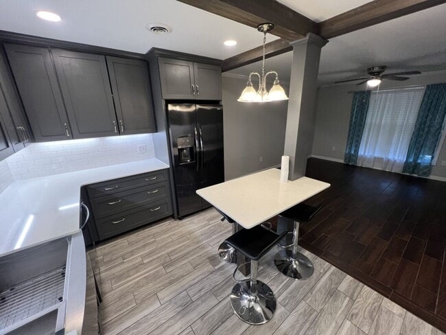 Building Photo - Fully Renovated 3 Bedroom Apartment in Pri...