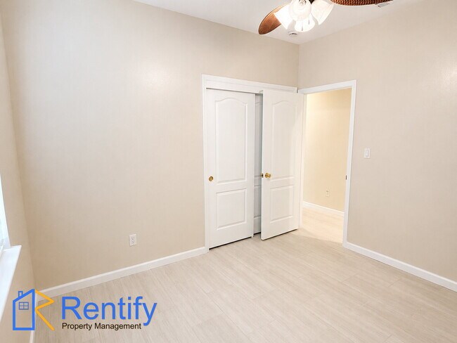 Building Photo - Charming Seven Oaks Home - 4Bed, 2Bath - Gardener Included!