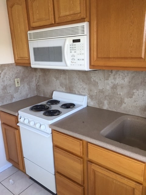 Building Photo - Studio