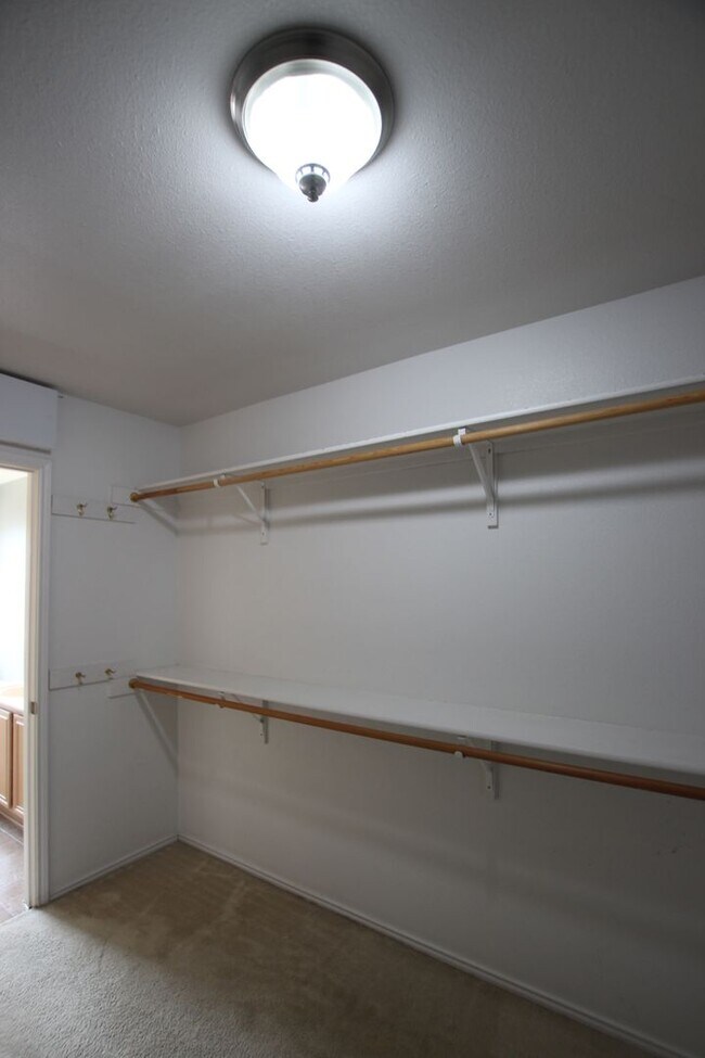 Building Photo - Beautiful 4 bedroom 2 bath home in Flint!