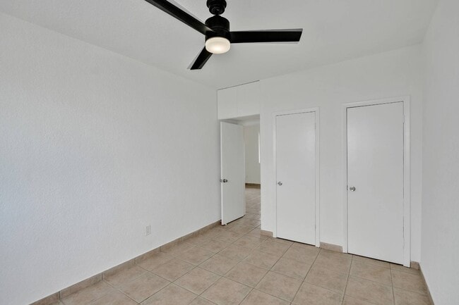 Building Photo - 2160 E Bay Harbor Dr