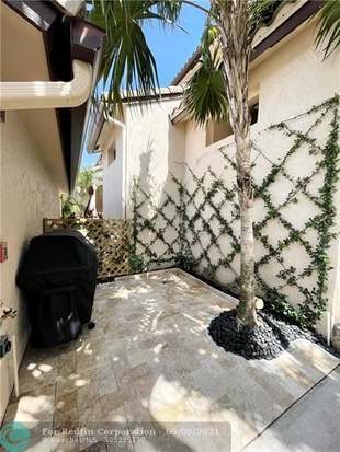 Building Photo - 270 Captains Walk