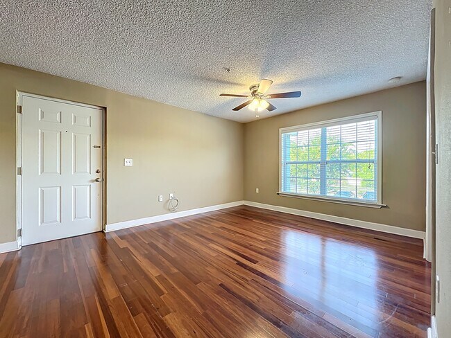 Building Photo - 2065 Dixie Belle Dr