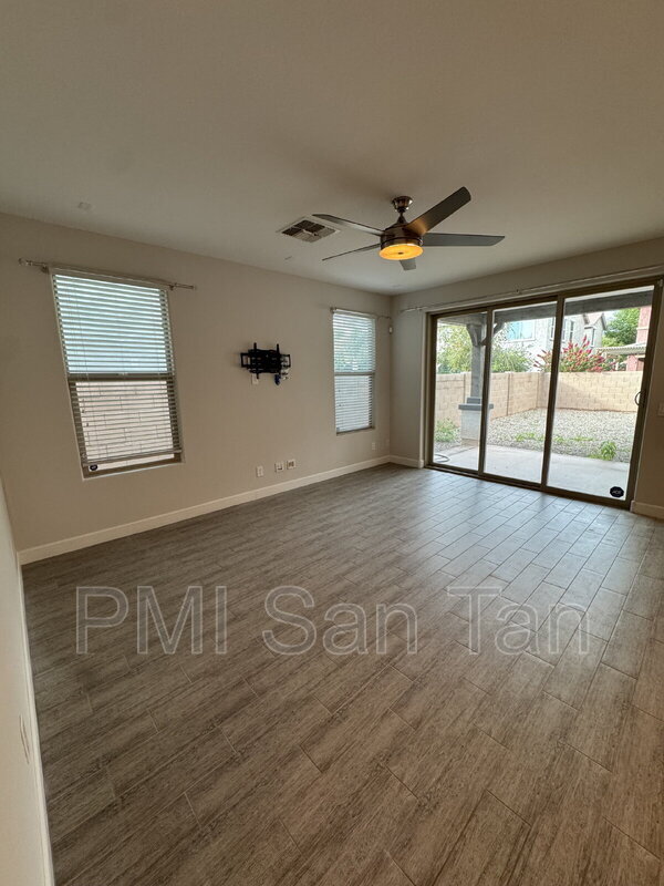 Building Photo - 4350 E Mesquite St