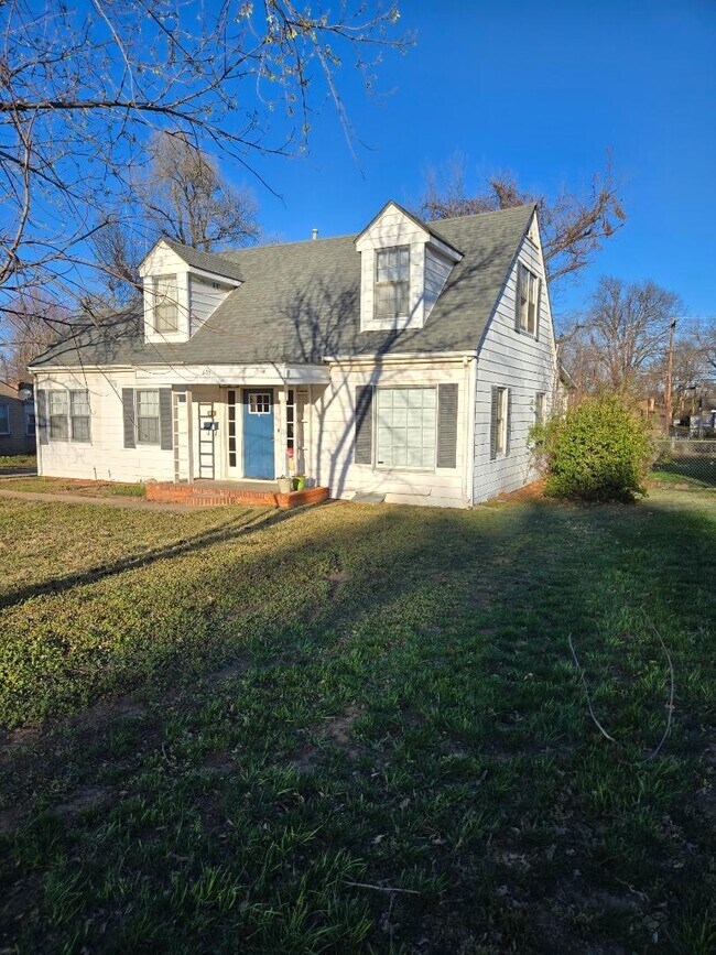 Building Photo - 405 N 11th St