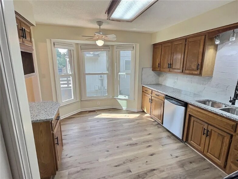 Building Photo - 1121 NE Ridgeview Dr