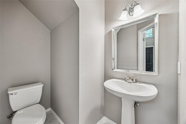 Building Photo - 2212 Clover Ridge Dr