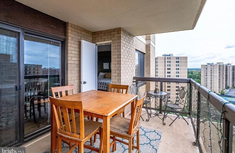Building Photo - 309 Yoakum Pkwy