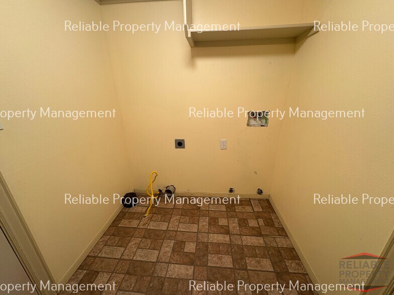 Building Photo - 1060 Stevens Dr