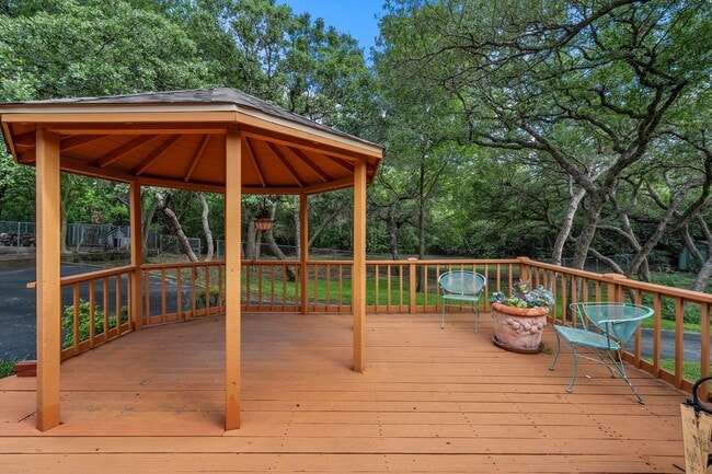 Building Photo - Private Woodway Retreat